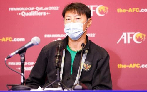 인터뷰하는 인니 축구대표팀 신태용 감독 [인도네시아 축구협회 홈페이지 캡처]
